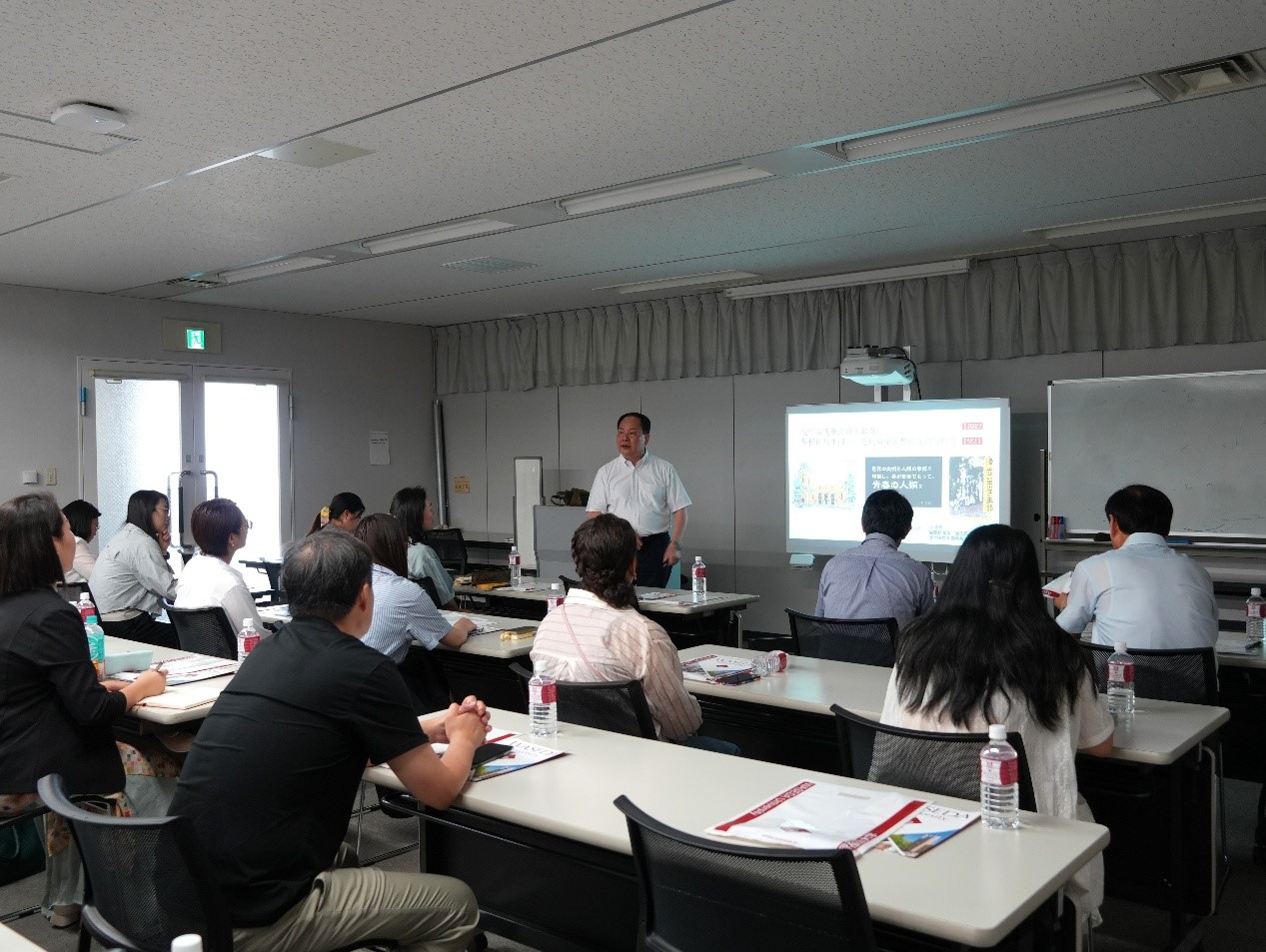 中日の日本語教師が未来の教育の新たな方向性について対話